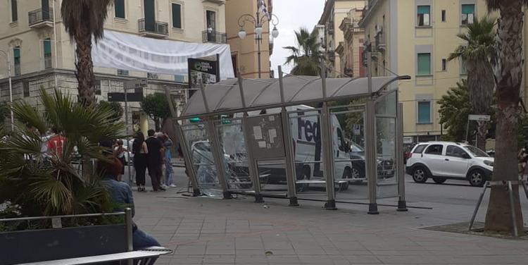 Autista sbanda con il furgone e sfonda pensilina: paura in piazza Malta a Salerno