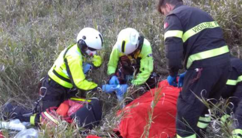 Cade in un burrone a Cava de’ Tirreni, salvato 57enne dagli elicotteristi dei vigili del Fuoco