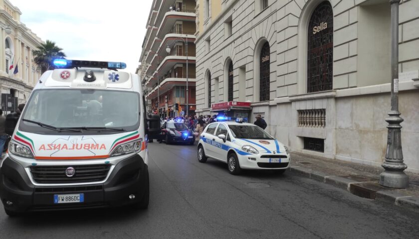 Aggredisce una donna, arrestato immigrato in pieno centro a Salerno