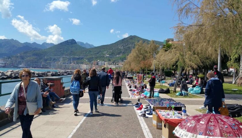 Blitz dei vigili urbani sul lungomare Trieste, sequestrate borse false e altri articoli contraffatti