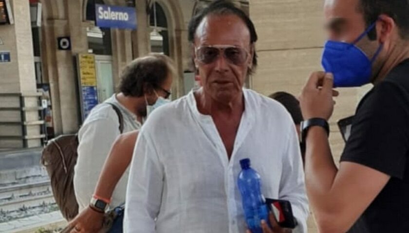 Antonello Venditti in stazione a Salerno tra selfie e autografi