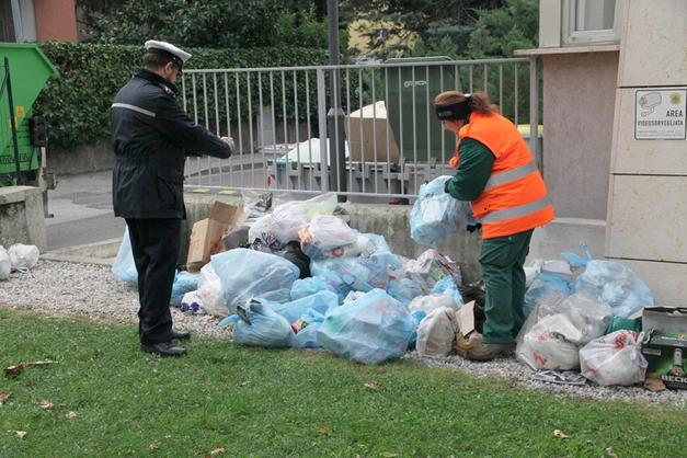 Rifiuti a Pagani, furbetti incastrati da fototrappole. Il sindaco: tolleranza zero contro questi incivili