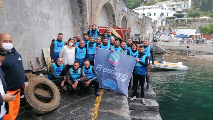 Una tonnellata di rifiuti rimossa nel mare di Amalfi