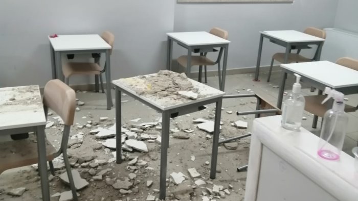 Cadono pezzi di intonaco in classe, paura ad Altavilla alla primaria Scanno: scuola chiusa