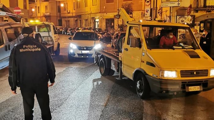 Salerno: sosta selvaggia a Largo Plebiscito, multe e rimozioni