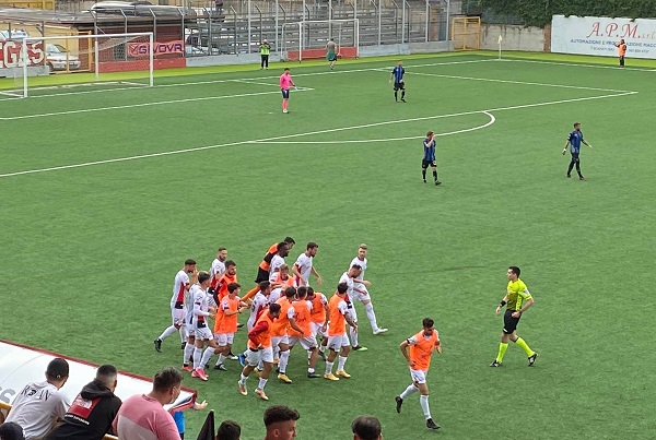 Serie D: Nocerina, netta vittoria contro il Latina. Play off ad un passo