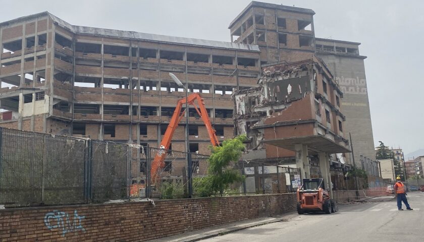 Salerno, ruspe in azione presso l’ex pastificio Amato