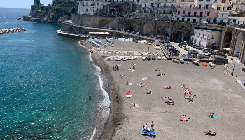 Ad Atrani accesso in spiaggia libera ad un euro