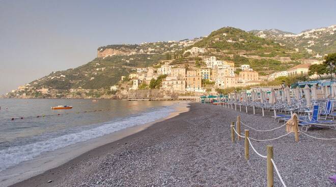 Prenotazione spiagge a Minori, App da lunedì