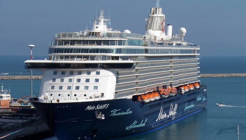 La nave Mein Schiff 4 ha lasciato Salerno