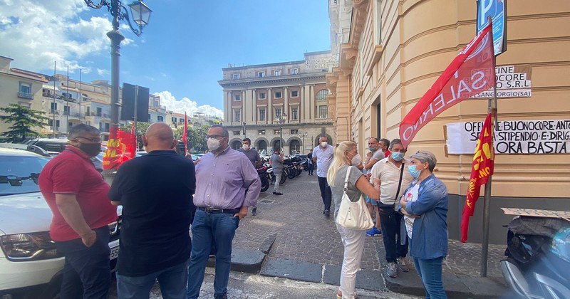 Officine Buonocore, sit in dei lavoratori davanti la prefettura