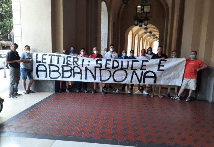 Protestano i lavoratori ex La Fabbrica, traffico in tilt nel centro di Salerno. Il sindaco li incontra lunedi