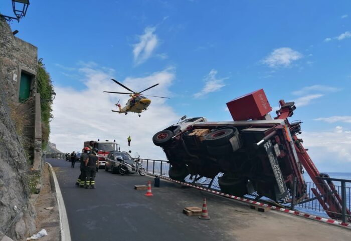 Camion gru si ribalta, incidente sul lavoro a Maiori: operaio grave al Ruggi