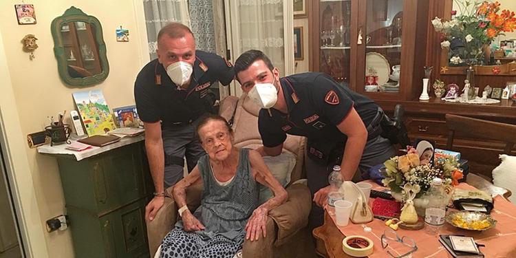 Salerno, anziana cade in casa: aiutata dai poliziotti