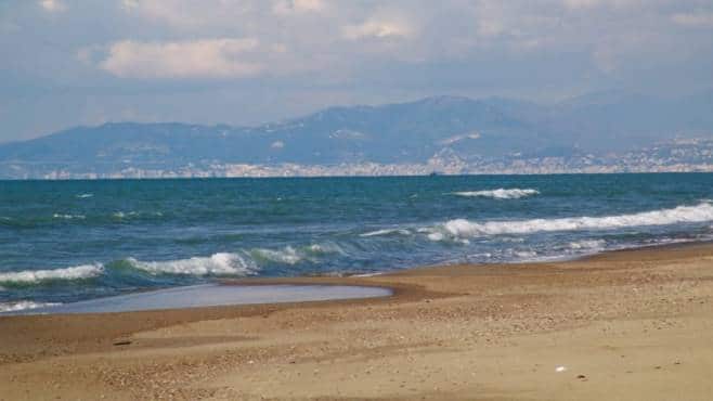 Fa il bagno nudo ad Eboli, prima inseguito e multato dai vigili e poi picchiato dalla moglie