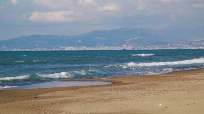 Fa il bagno nudo ad Eboli, prima inseguito e multato dai vigili e poi picchiato dalla moglie