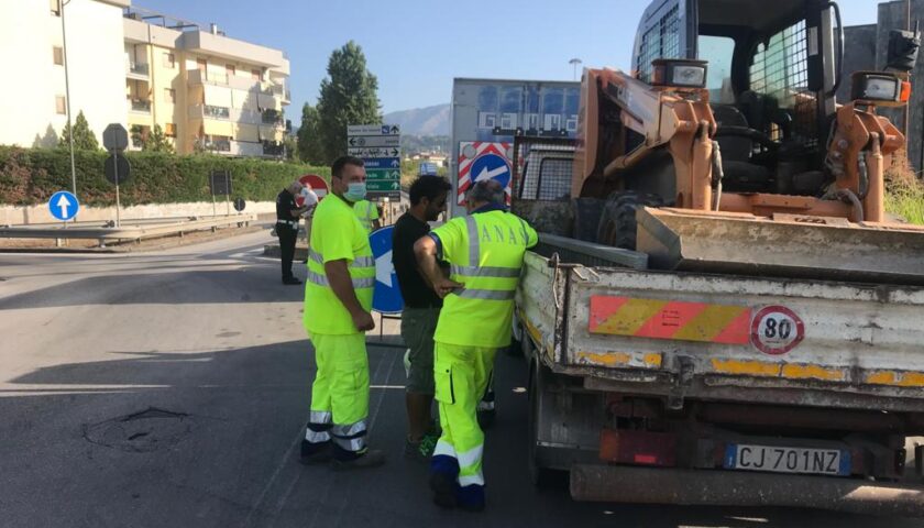 Rimossi i rifiuti dagli svincoli della tangenziale di Salerno: partenza all’Arbostella