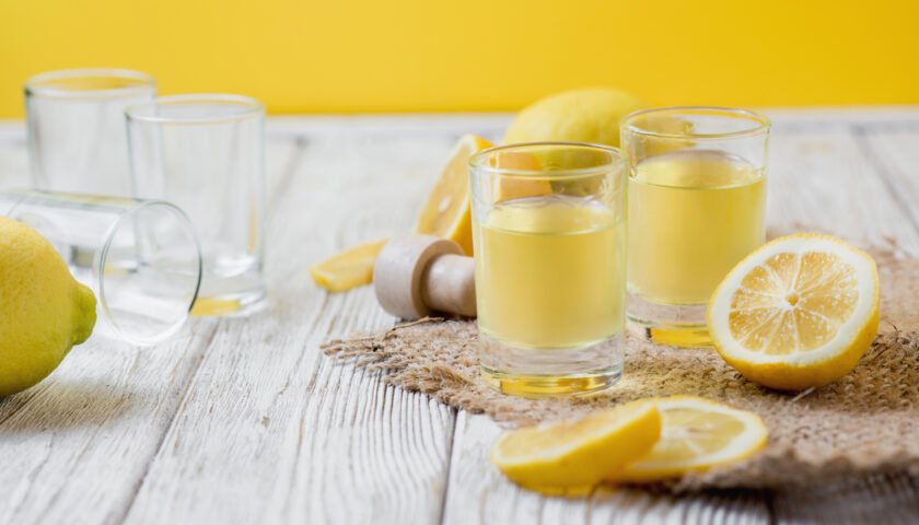 Producevano limoncelli e amari con alcol e gel anticovid: 20 indagati nell’agro nocerino