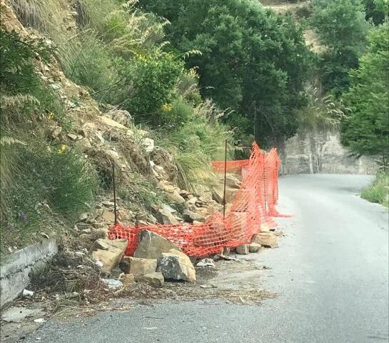 Montecorice, ancora disagi e massi in strada a sette mesi dalla frana in località Cosentini