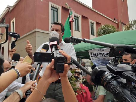 A Battipaglia l’ultimo affondo di Salvini: “De Luca tiene in ostaggio i campani con i suoi capricci”