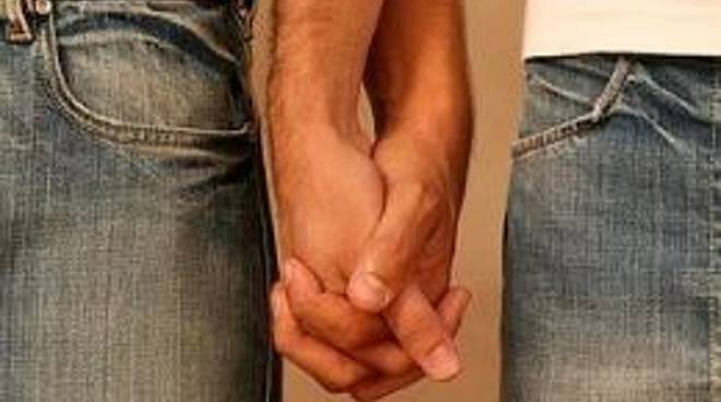 M5S, Cirillo: “Coppie gay aggredite nel Napoletano, accelerare su ddl Zan”
