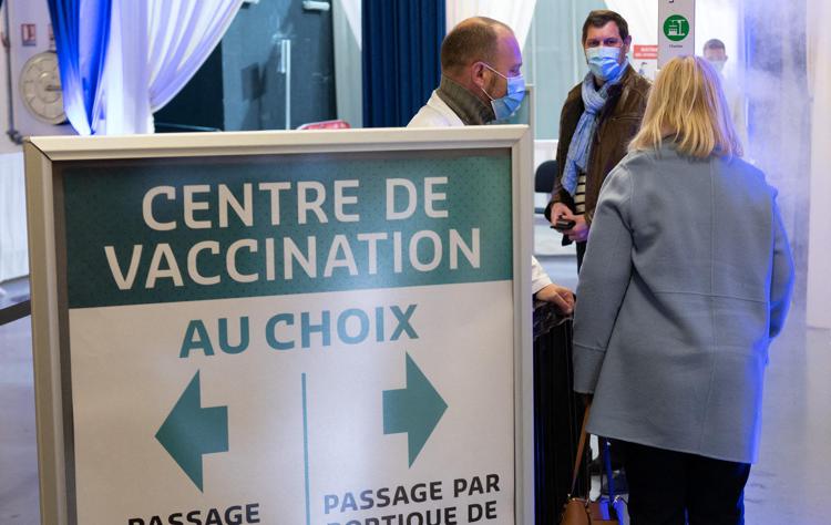 Effetto Macron in Francia: boom di prenotazioni per i vaccini