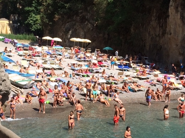 Operazione anti abusivismo, Guardia di Finanza al Fiordo di Furore: sequestrati lettini