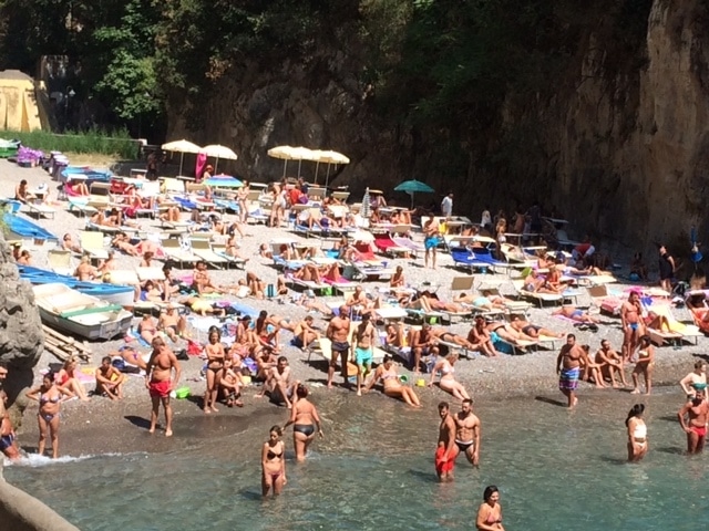 Sequestro di ombrelloni al fiordo di Furore