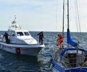 Barca a vela alla deriva ad Agropoli, salvate 9 persone