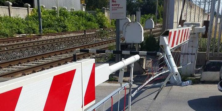 Resta incastrato con l’auto nel passaggio a livello: circolazione ferroviaria bloccata tra Napoli e Salerno