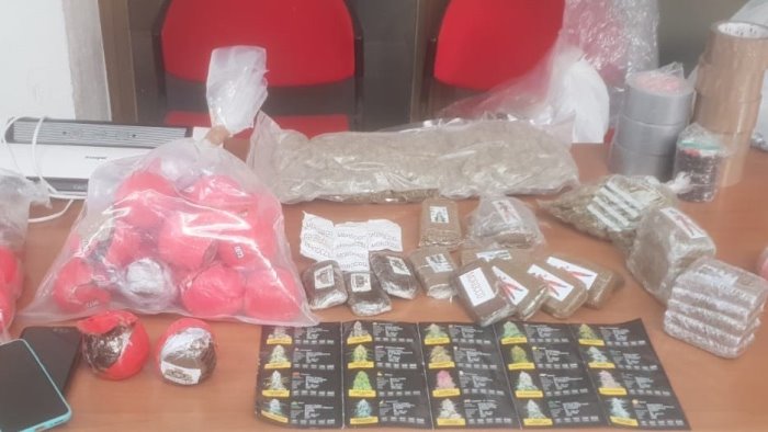 Chili di droga in casa, coppia arrestata a Eboli