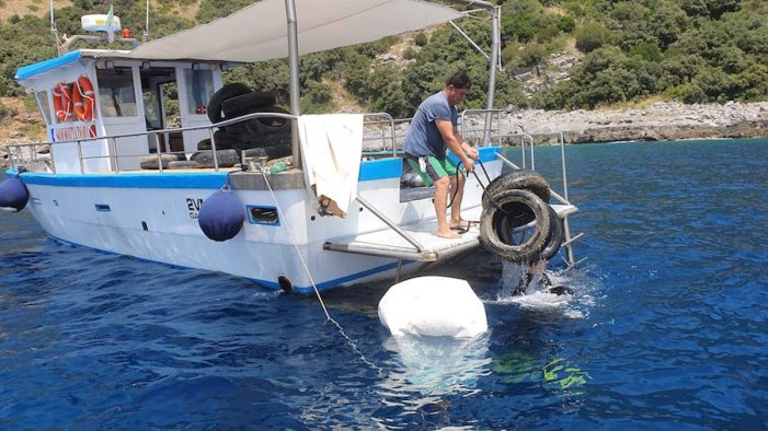 A Sapri raccolti in mare 1800 kg di pneumatici fuori uso