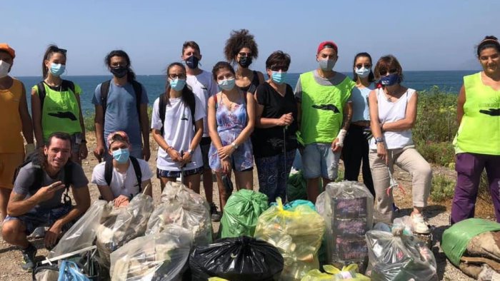 Salerno, i volontari di “Voglio un Mondo Pulito”  raccolgono 135 kg di rifiuti sul litorale Allende
