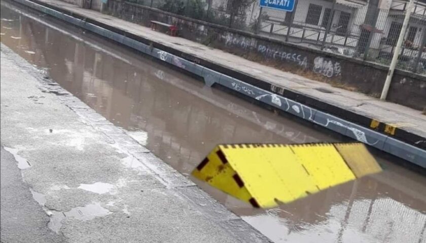 Maltempo, allagamenti alla stazione di Scafati: stop alle circolazione dei treni della Circumvesuviana