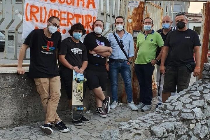 Ospedale di Scafati, dopo 10 anni il futuro è ancora un rebus: sit-in pacifico degli attivisti di “Scafati Arancione” davanti allo Scarlato