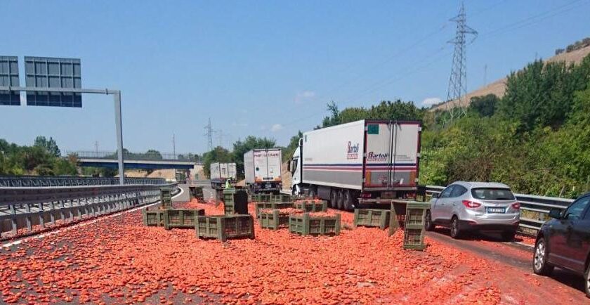 Tir perde carico, traffico in tilt tra Salerno e Pontecagnano