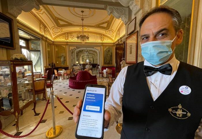 Green pass, problemi per i turisti del Regno Unito. Ok al Gambrinus a Napoli