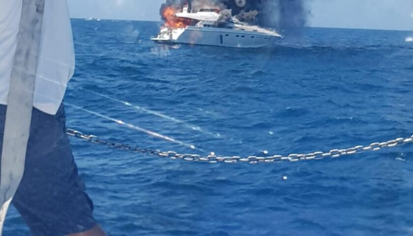 Imbarcazione in fiamme a Policastro, un ferito