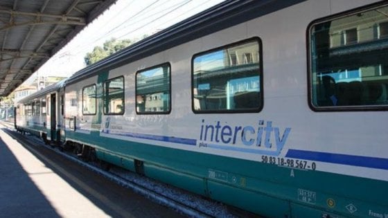 Si dichiara no vax e non mette la mascherina: controllore ferma il treno, sanzionata ora rischia una denuncia