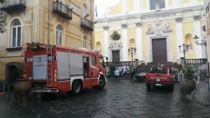 Bomba d’acqua sulla costiera Amalfitana, paura ad Atrani, suonano le sirene. Sospeso il Gustaminori