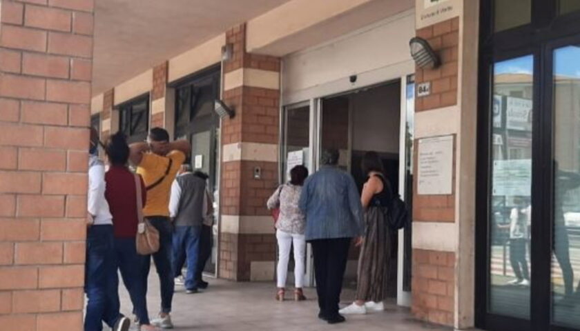 Salerno, caos e fila all’ufficio anagrafe di Pastena