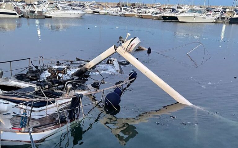 Si incendia barca, 29enne muore nel porto di Castellammare di Stabia