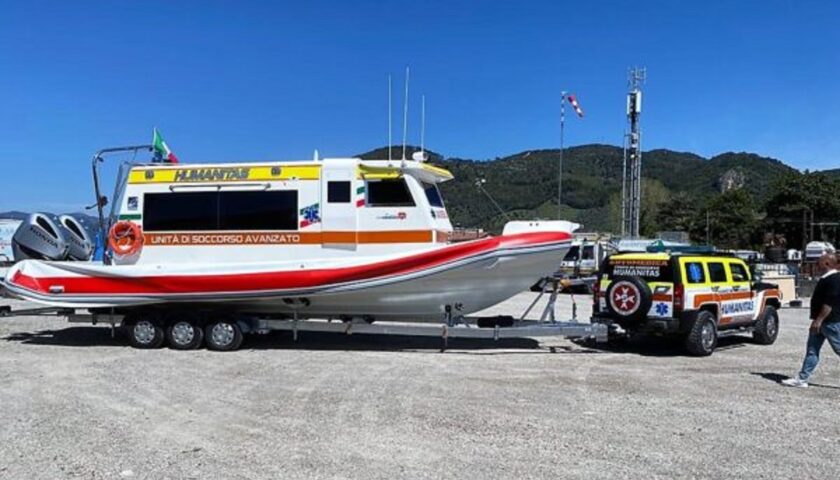 Ambulanza del Mare Humanitas: pattugliamento di Ferragosto con professori, dottori e artista-soccorritrice