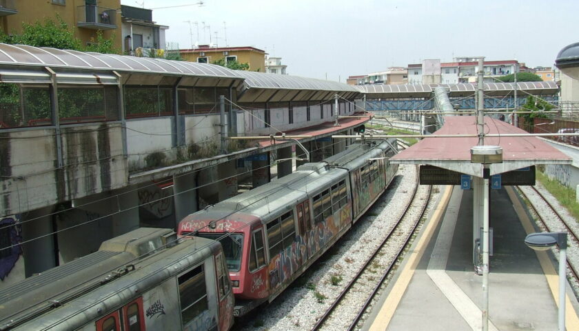 Si sdraia sulle rotaie al passaggio del treno della circumvesuviana, illeso un 58enne