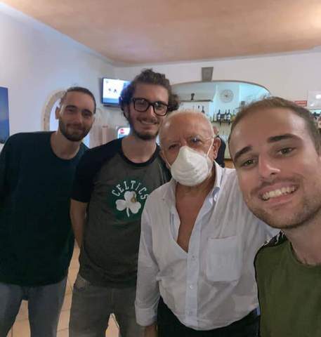 De Luca in vacanza a Maratea al ristorante con 3 universitari di Avellino: “Forza lupi”
