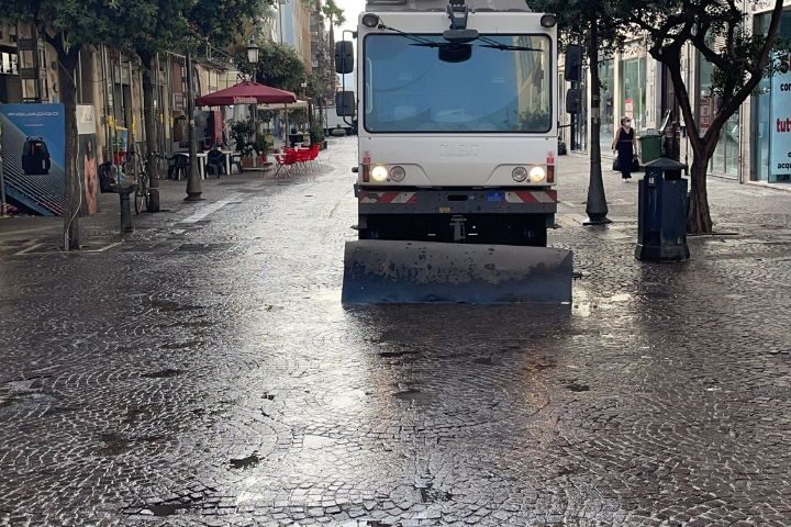 SALERNO, LAVAGGIO STRADE E DERATTIZZAZIONE STRAORDINARIA