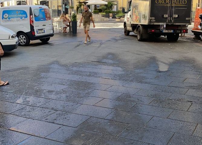 SALERNO, CONTINUANO OPERAZIONI DI LAVAGGIO E PULIZIE STRADE