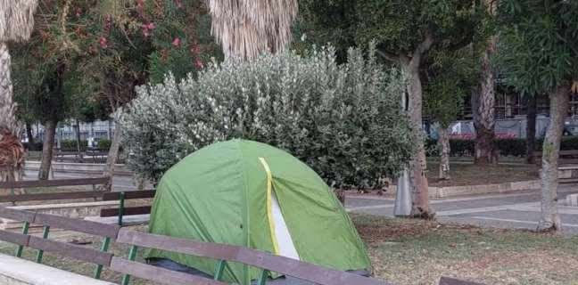 Tenda spunta nelle aiuole de lungomare Trieste a Salerno, all’arrivo dei vigili non c’era più nessuno