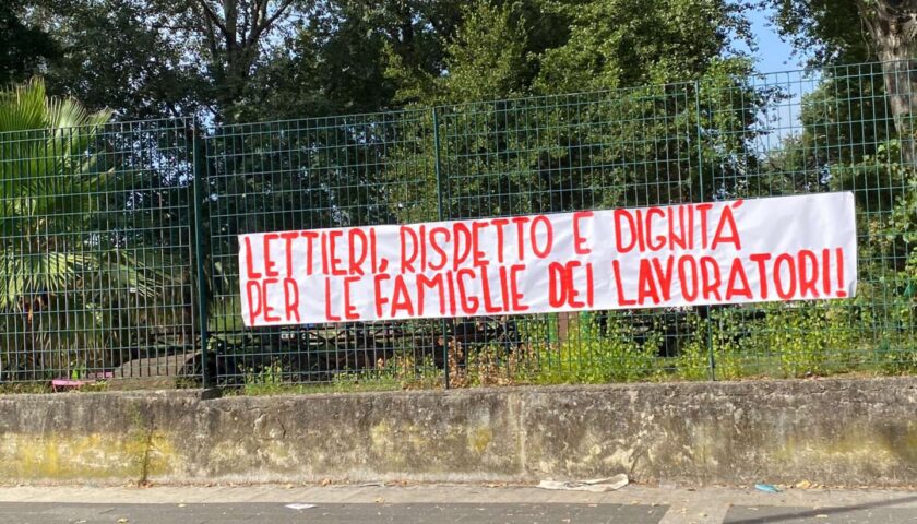 Salerno, al Parco Mercatello striscione degli ex operai de la Fabbrica