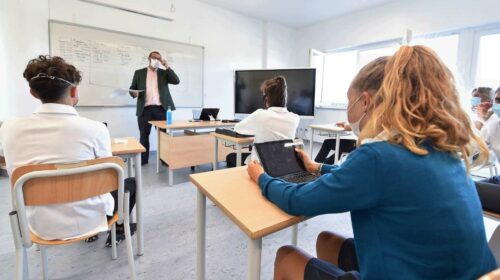 “Abiti decorosi per la scuola”, gli studenti replicano alla preside: “Decidiamo noi come vestirci”